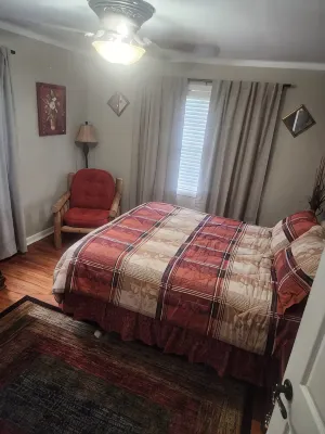 Charming 3-bedroom house with 65in smart tv, Wifi, and central heat/air in town! - Homestays