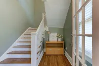Modern and Stately Upper 2-bed in Historic Midtown - Apartments