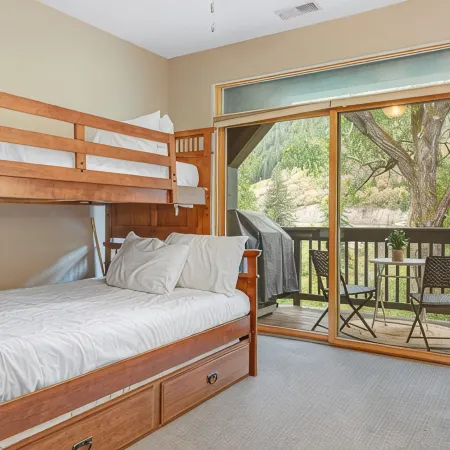 Cozy Beaver Creek Getaway Minutes From Ski Lift!