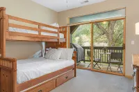 Cozy Beaver Creek Getaway Minutes From Ski Lift! - 발코니