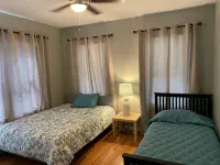 Peaceful home with an amazing yard near downtown San Antonio. Pet Friendly! 미션 트레일 주변 호텔