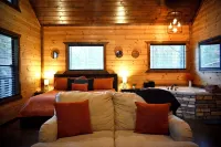 Couples Getaway-Romantic Bathtub/Outdoor Fire Pit - 4-Star