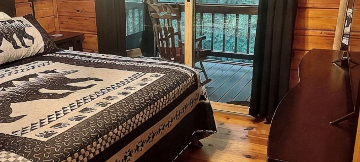 Cozy cabin sitting directly on multiple creeks for the most relaxing stay. Hotels in Union County