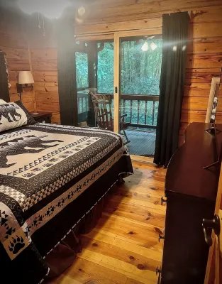 Cozy cabin sitting directly on multiple creeks for the most relaxing stay. - 발코니