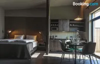 Black Beach Suites - parking