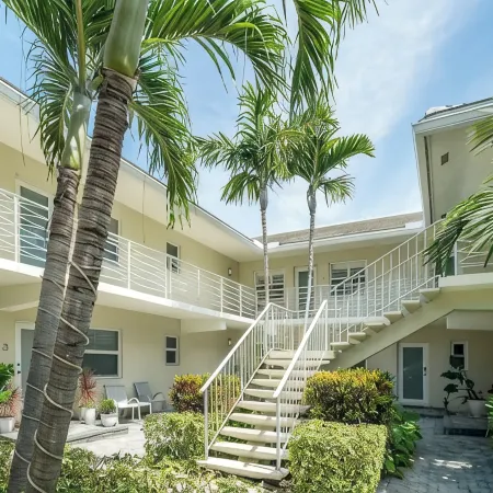 Two Bedroom Boutique Condo 2 Blocks from the Beach and Atlantic Avenue