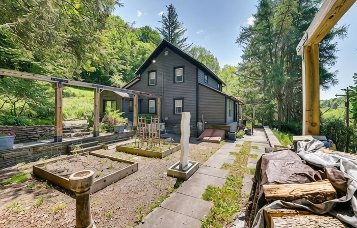 Architectural Gem - Catskill Chalet, Hot Tub, Wraparound Deck on 6 Acres
