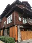 Large Big Sky Condo, sleeps 12-14. Close to Yellowstone and world class skiing! - Wifi