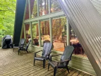 Apres’ Haus: Comfy A-Frame centrally located in Whitecap Village with fireplace - Chalets