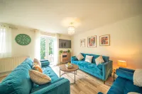 5 BD 3 bath/3 Car Drive/Large Garden/Pet Friendly - 4-Star