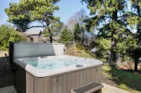 The Jetty House - Hot Tub, Walk to Beach, Sleeps 10, Pets Allowed - 4-Star