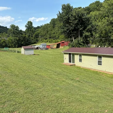 Rosey's Retreat Charming 2-bedroom Country Cottage in LaFollette, Tennessee WiFi