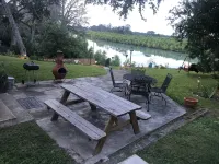 One of a Kind Vintage Lakefront Getaway on Lake Dunlap--W/D, fire pit, 4 tvs - Hytter