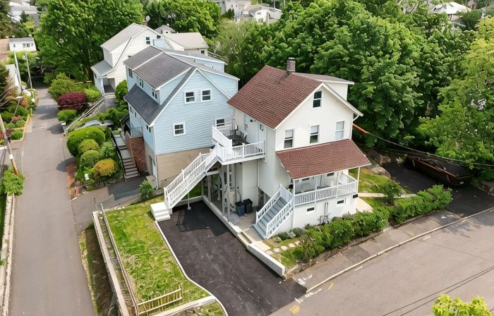 Tranquil Modern Upstairs Apt. Walk to Restaurants & Beach! Off-Street Parking,