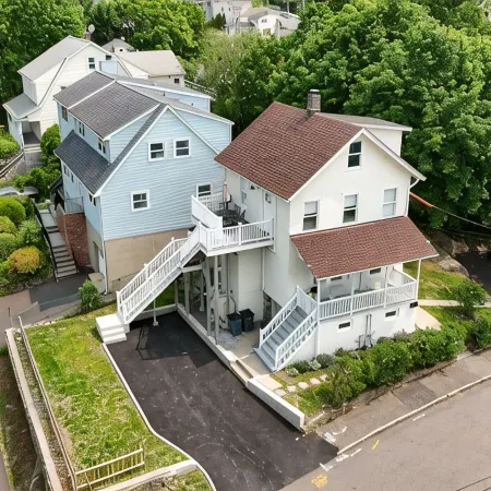 Tranquil Modern Upstairs Apt. Walk to Restaurants & Beach! Off-Street Parking,