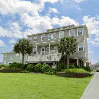Emerald Isle at it's best at Sea Maiden West!!  Renovated BEACHFRONT home!! Hotel Exterior