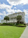 Emerald Isle at it's best at Sea Maiden West!!  Renovated BEACHFRONT home!! - 2 estrellas