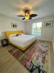 Stunning 4/3 w/ Heated Pool, Water View & Arcade! - 3성급