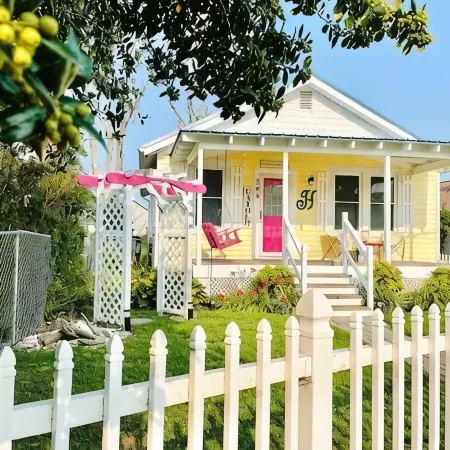 Boaty McBeach House: A Short Walk to Beach, Waterfront Sunsets & Restaurants!