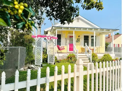 Boaty McBeach House: A Short Walk to Beach, Waterfront Sunsets & Restaurants! - 4-Star
