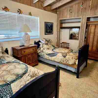 Stay where you play, On the water w/Boat dock & Trailer parking. Pet friendly! Rooms