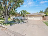 Hot Tub, Game Room - 3 Bed: 2 Bath near Fig Garden Loop! - Holiday bungalows