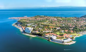 a bird 's eye view of a city with a large body of water and greenery at Hotel Histrion