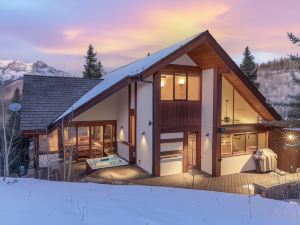 Slopeside Chalet 4 Bedroom Home by RedAwning