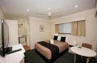 Sapphire City Motor Inn Hotel dekat The Dust Jacket