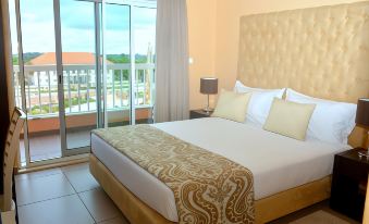 1. Hotel Im..