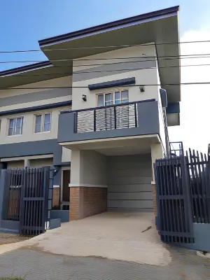 Restful 3Br Hillside Duplex House Hotel dekat Our Lady of Fatima Parish