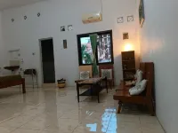 Relic Room House of Plants Hotels in Singosari