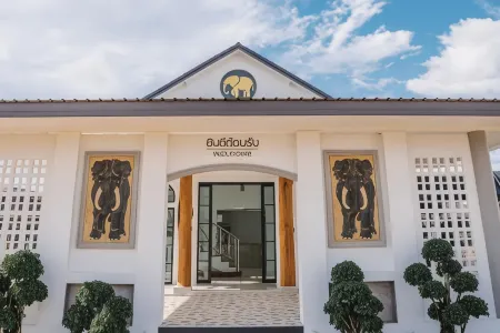 Chor Grande Resort Отели рядом с достопримечательностью «Wat Buppharam or Wat Plai Klong»