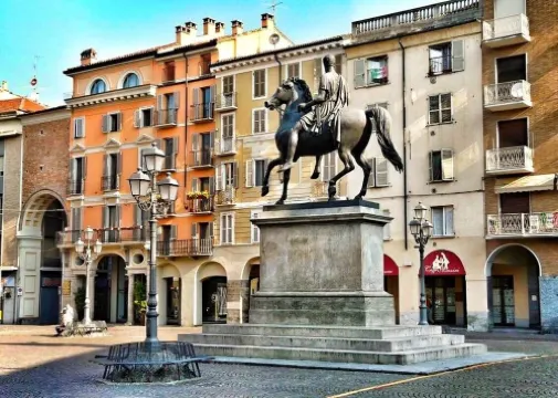 In the center of Casale "La Paleologa" with free Wi-fi