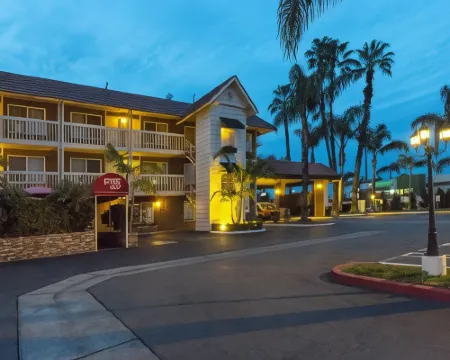Ramada by Wyndham Costa Mesa/Newport Beach Hotels in Costa Mesa