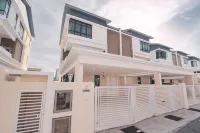 Luxury 3-STY Semi-D 5Br 5Bath@Batu Ferringhi 15Ppl Hotels in Batu Ferringhi