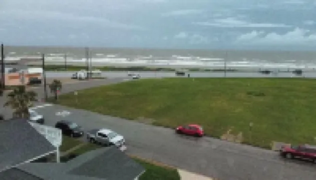 Galveston beach house - 1 block from the beach