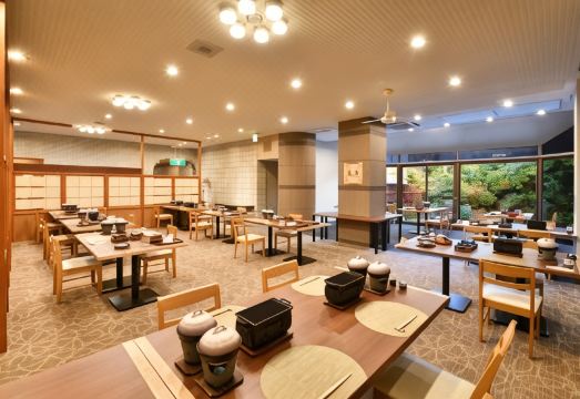유노야도 코몰레비의 수려한 전통 온천 내부