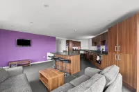 5 Bed Apartment @ Derriford Stays by Pureserviced Hotels in Wotter