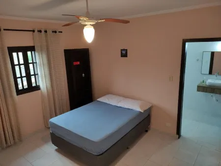 Beach house: 5 bedrooms, swimming pool, barbecue, billiards. Excellent location. Отели рядом с достопримечательностью «Praia Bertioga»