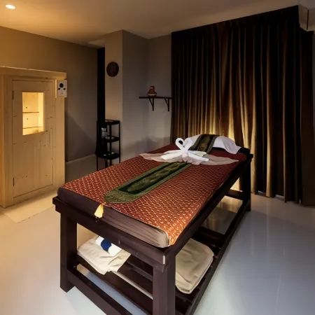 B Hotel Khon Kaen Отели рядом с достопримечательностью «Храм Тхунг Сетхи»