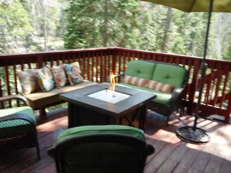 3 BR+loft, fam. rm., 2 bth, lg deck, close to major ski areas, trails, history.