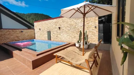 Villa Semesta Отели рядом с достопримечательностью «Lapangan Bukit Mongkrang»