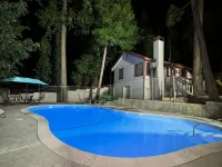 Crest Lodge Historic Mountain Inn Ξενοδοχεία στην πόλη Crestline