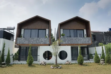 Ubu Villa Alston in Yogyakarta Отели в г. Ngemplak