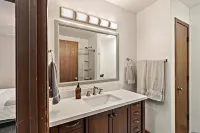 Cozy Northern Den: Centrally Located 2BR+1.5BA 住宿飯店