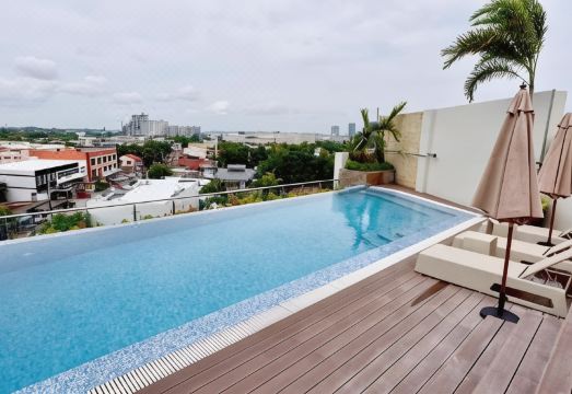 J7 플라자 호텔 수영장