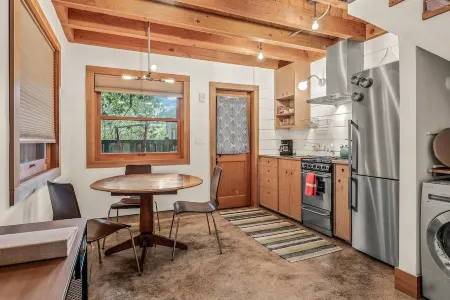 Sun filled Hawthorne-Belmont Casa De Campo Отели рядом с достопримечательностью «Mount Tabor Park»