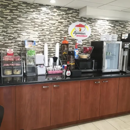Super 8 by Wyndham Bradenton Sarasota Area