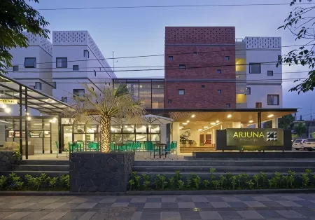 Arjuna Hotel Batu City Отели рядом с достопримечательностью «Masjid Wakaf Al Ikhlas Jl. Brantas Gg VI Sisir Batu»